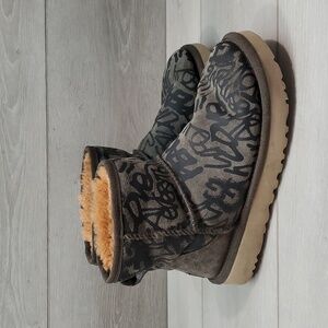 Ugg Australia Women Classic Short Sheepskin Boots shoes sz 6
